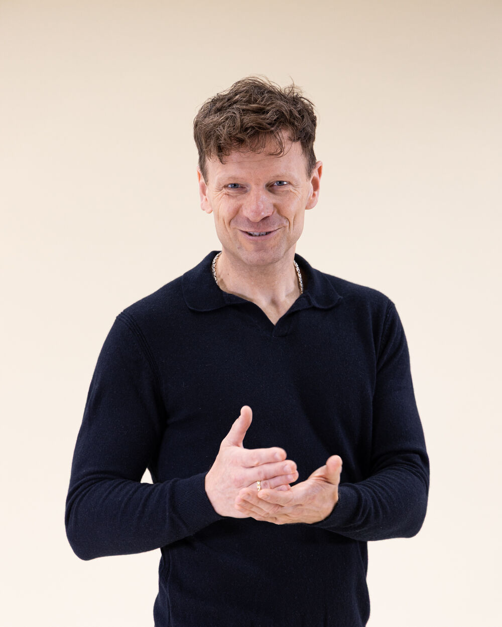 Lars Nielszarski erklärt mit offenen Händen