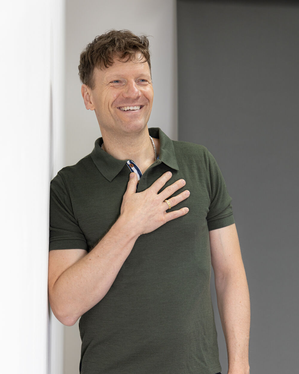Lars Nielszarski mit der Hand auf dem Herzen