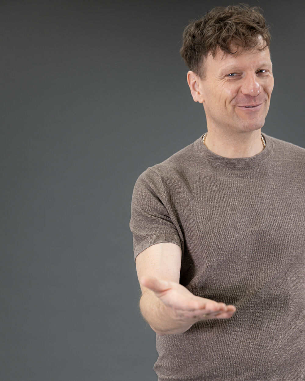 Lars Nielszarski reicht einladend die Hand